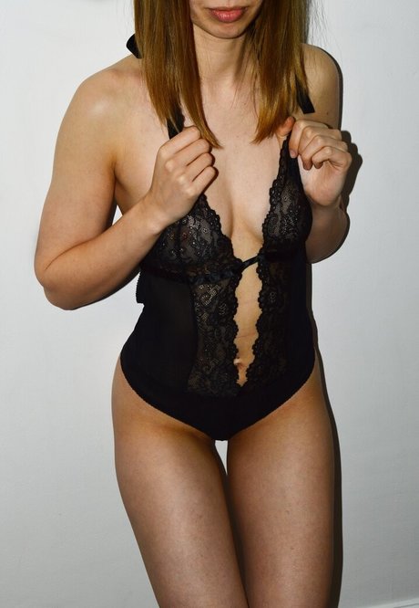 ピアス乳首オンリーファンズ 無料セックス 画像