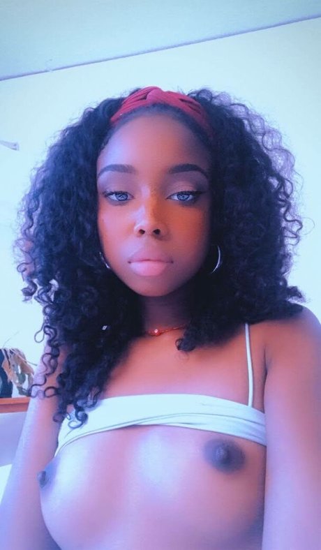 巨乳で曲線美のOnlyFans ヌード 写真