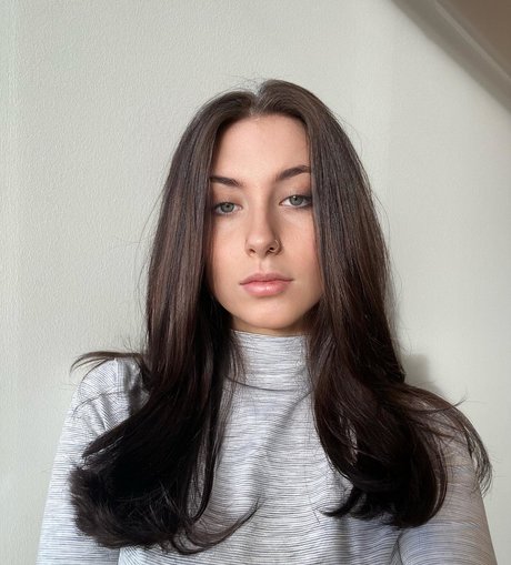 initialbrat アダルトモデル 写真