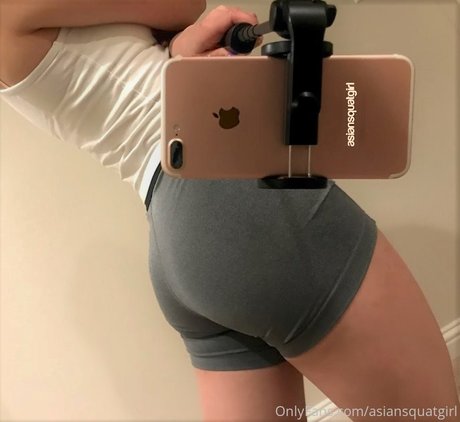 asian squatgirl セックススター 画像