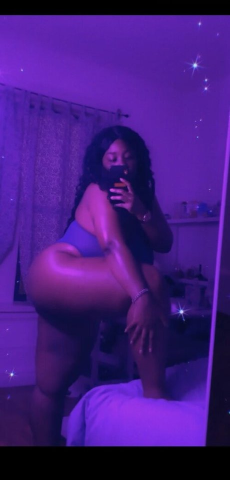 金髪クーガーオンリーファンズ セクシー裸 写真