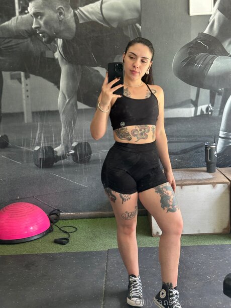 Of Kkkiki エロティックなモデル 画像