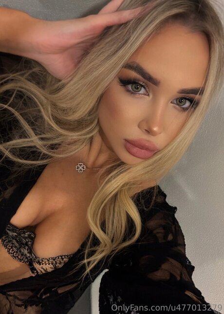 Angelina Engel 美しいスター ギャラリー