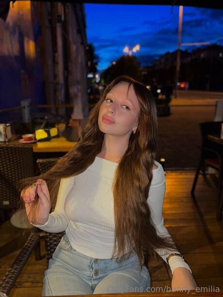 Bunny Emilia ヌードのポルノスター 画像