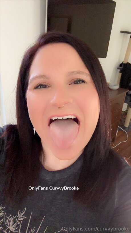 Curvvybrooke 裸のモデル 写真