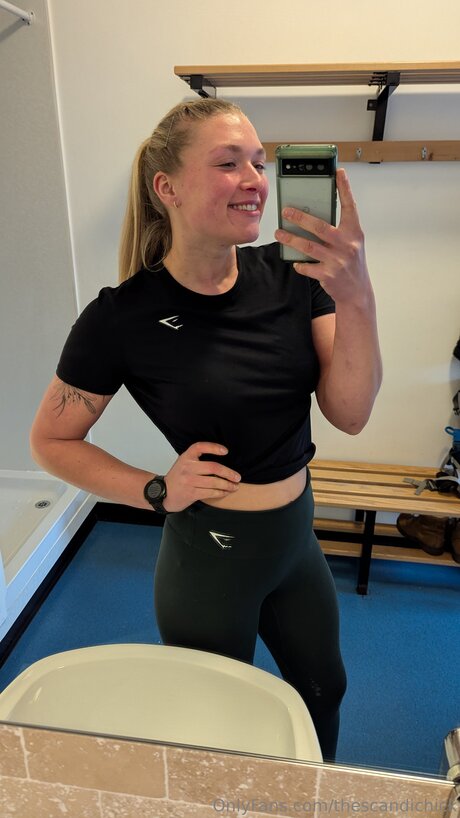 背が高くて巨乳のOnlyFans えろ 写真