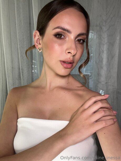 巨乳で曲線美のOnlyFans アート裸 写真