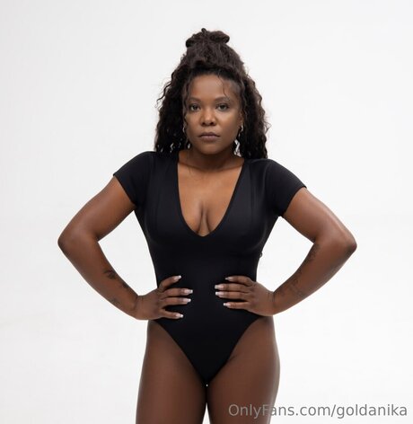 Goldanika ポルノスター エロティック 画像