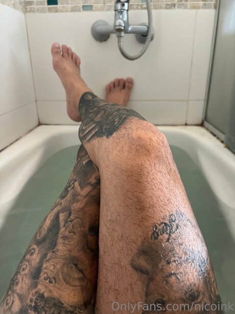 タトゥーを入れた赤毛のオンリーファンズ xxx 写真