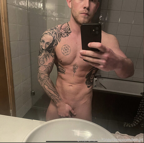 ヌード教師オンリーファンズ えろた 写真