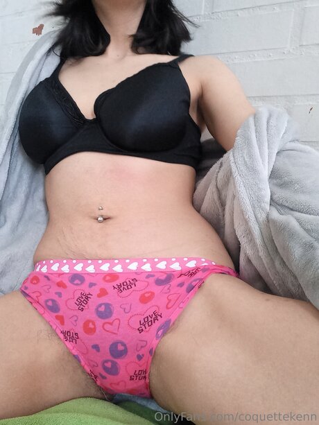 曲線美の女の子オンリーファンズ えろ 画像