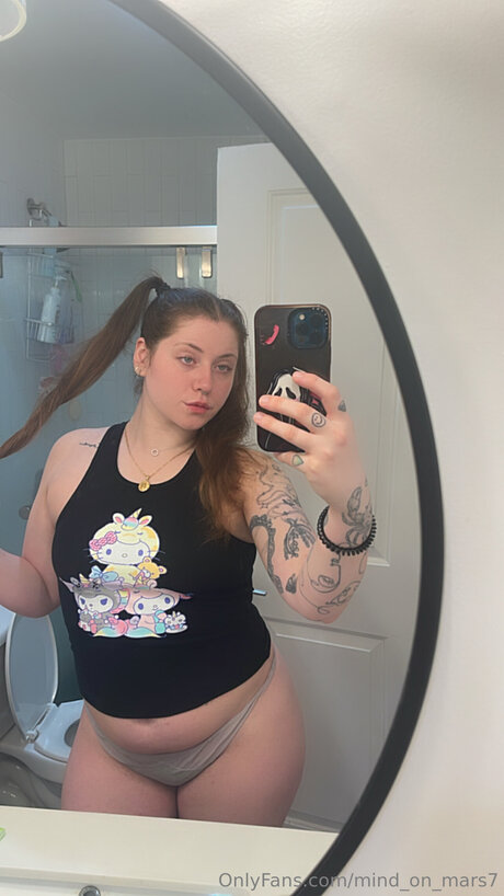 巨大なチンポを持つシーメールオンリーファンズ アダルト 写真