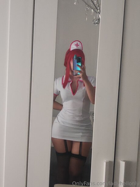 巨乳で曲線美のOnlyFans ポルノ ギャラリー