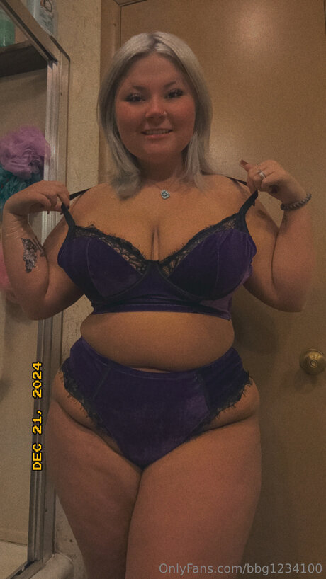 裸の熟女オンリーファンズ HD 写真