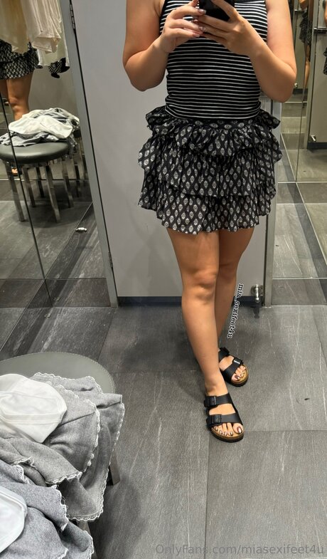 ダーティトークオンリーファンズ 裸 ギャラリー