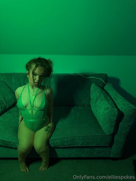 Elliespokes 裸のスター 画像