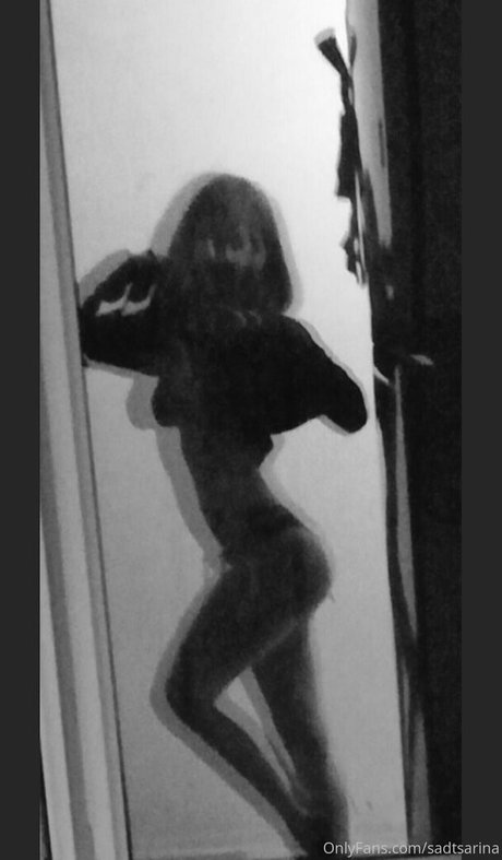 ピアス乳首オンリーファンズ ポルノグラフィック 画像