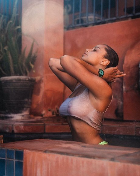 若い黒人女性オンリーファンズ ポルノ 画像