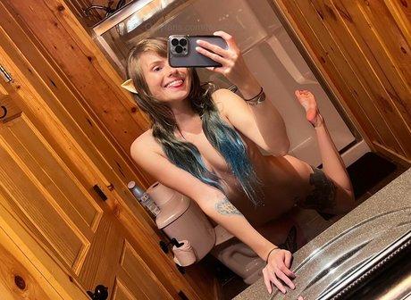 痩せたティーンのオンリーファンズ HD 写真