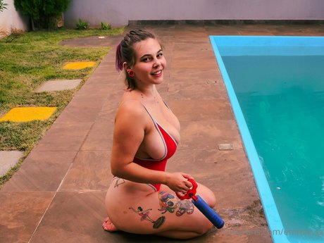 ティーンTバックOnlyFans セクシー裸 写真