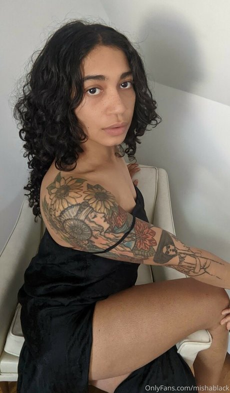 巨乳で曲線美のOnlyFans ポルノグラフィック 画像