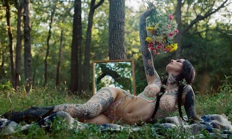 Emma Vauxdevil アートスター アーカイブ