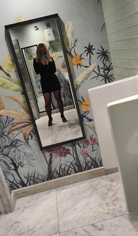 大きなお尻と巨乳のオンリーファンズ 裸 写真