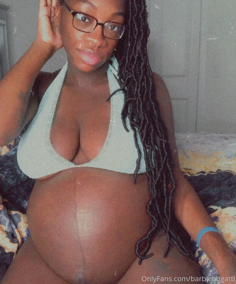 巨乳の黒人女性オンリーファンズ 裸 写真