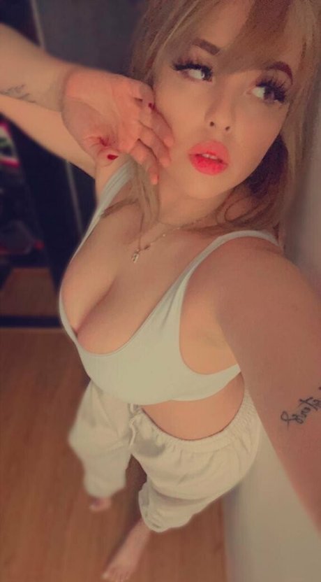 巨乳の熟女オンリーファンズ セクシーヌード 画像