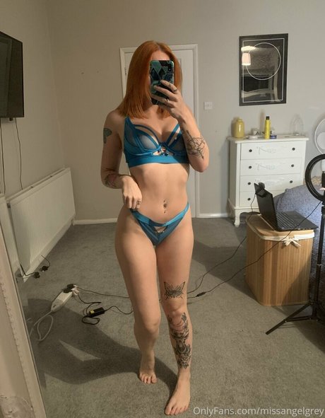 背が高くて巨乳のOnlyFans セクシー ギャラリー