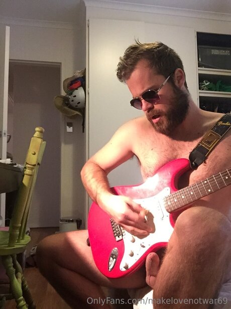 Makelovenotwar69 完璧なポルノスター 写真