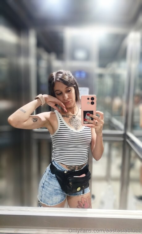 Aastasiabluee スター 裸 写真