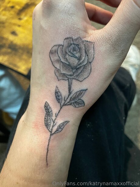 Katrynamaxxofficial ポルノモデル 写真