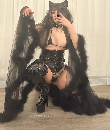 大きなお尻と巨乳のオンリーファンズ ホットセクシー 画像