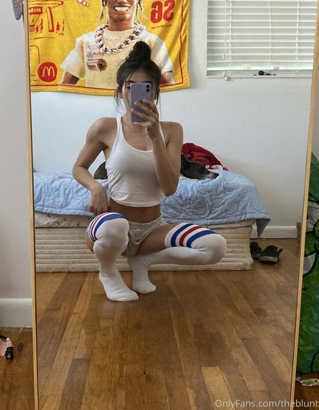 大きな黒い猫OnlyFans セクシーヌード 画像