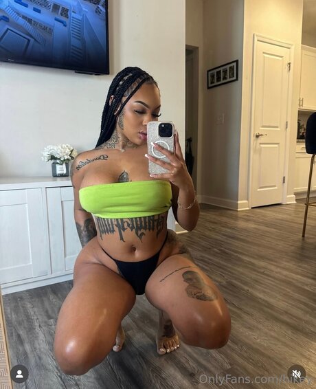 大きなお尻と巨乳のオンリーファンズ 無料 写真