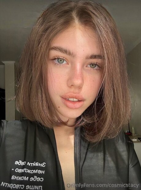 Cosmicstacy ポルノスター ヌード 画像