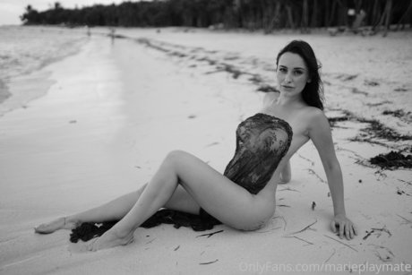 曲線美のラテン系オンリーファンズ アート裸 写真