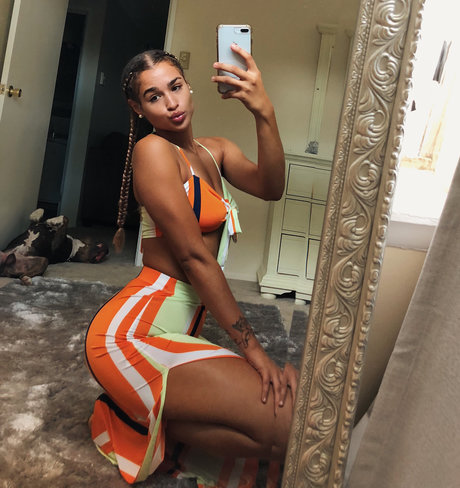 50歳のOnlyFans セクシー 画像