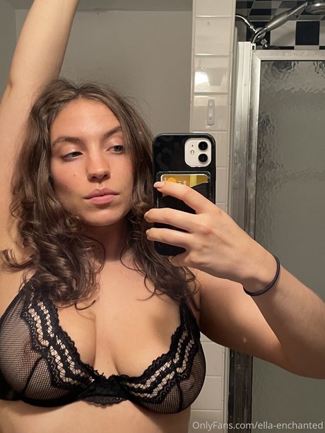Ella Enchanted セクシーモデル 写真