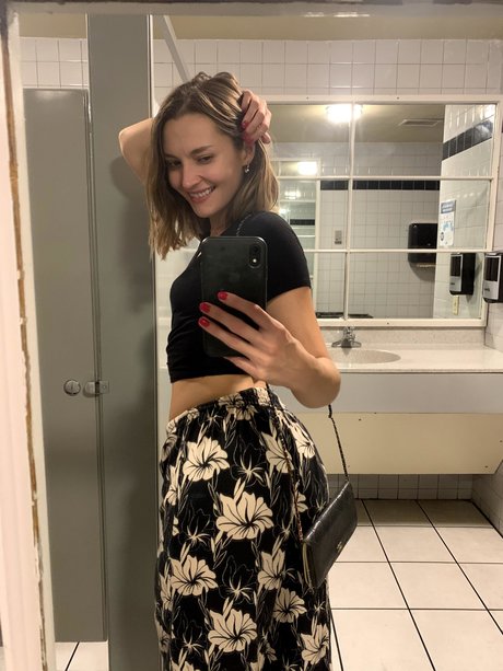 Carley Bee_ ホットなモデル 画像