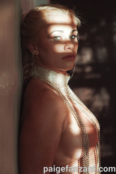 巨大なチンポを持つシーメールオンリーファンズ 美しいポルノ ギャラリー