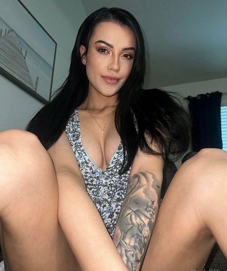 Daisy Deville ポルノスター セックス 画像