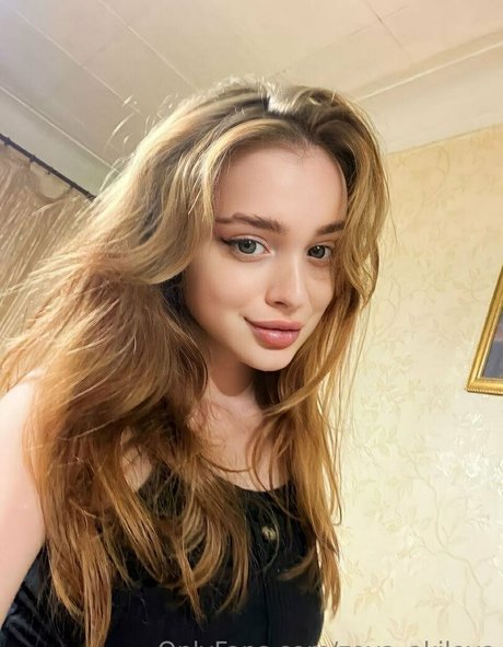 zoya akilova セクシー女優 写真