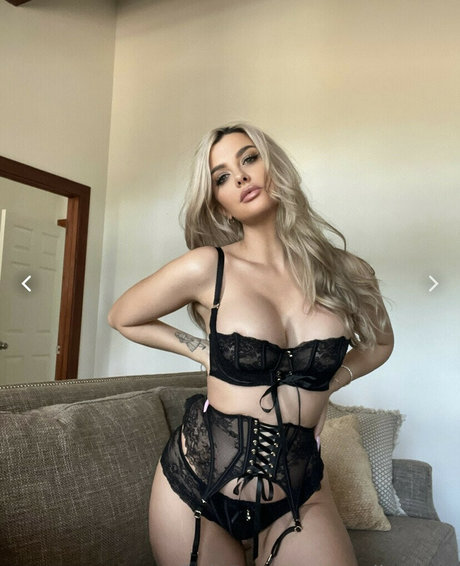 Emily Sears 女優 写真