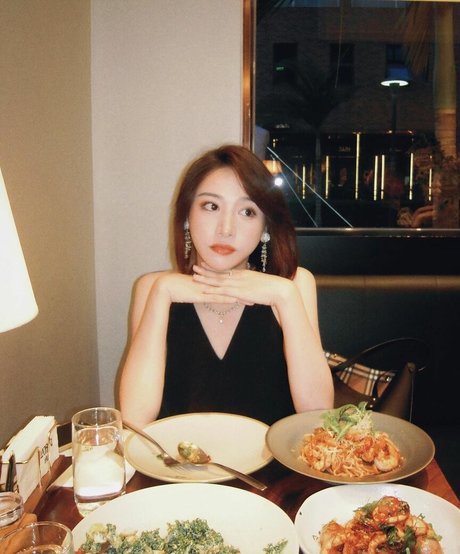 痩せたアジア人ティーン OnlyFans パーフェクト 写真