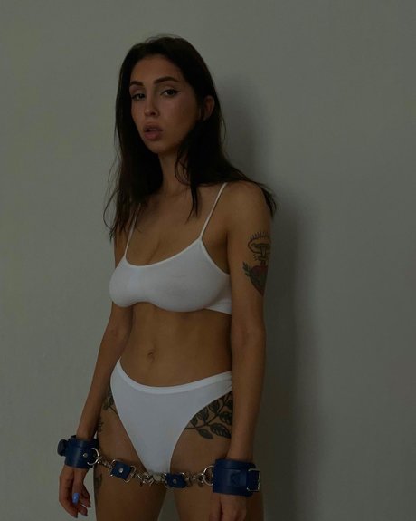 Aisux Aisultanax ヌードモデル 画像