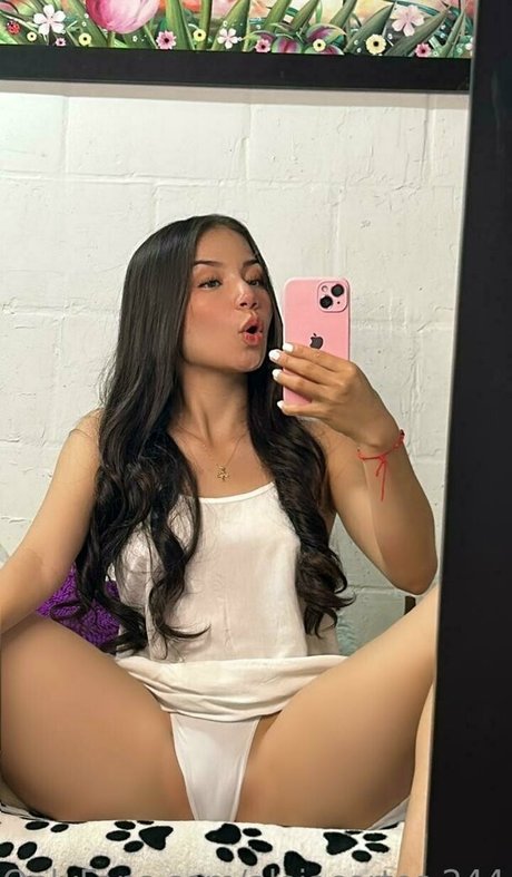Alejandra Cortez アートスター 写真
