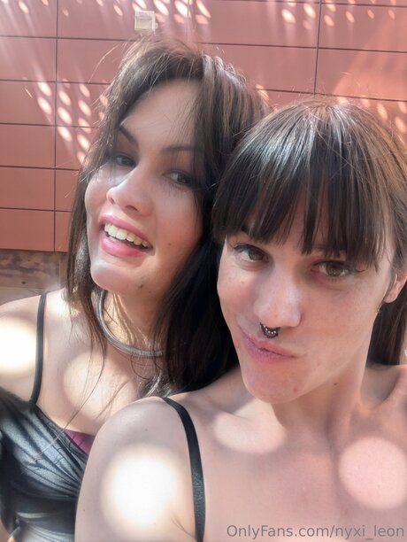 Nyxi Leon 完璧なポルノスター ギャラリー