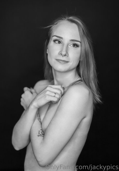 厚い黒檀オンリーファンズ セクシーヌード 写真